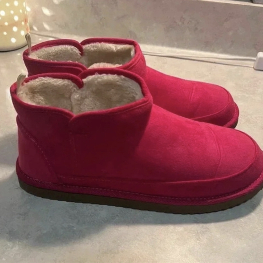 *DONATED* Cozy Women's Hot Pink Faux-Suede Shearling Ankle Boots - Picture 2 of 4